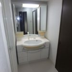 ヴィルヌーブ山根町　三面鏡付き洗面化粧台