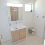 呉市焼山宮ヶ迫1丁目新築　三面鏡付き洗面化粧台は忙しい朝の身支度の強い味方♪