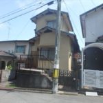 西区己斐上5丁目土地　現地。古家は昭和51年9月完成の木造2階建てです。