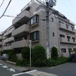 牛田公園パークマンション　外観。5階建ての1階部分です。