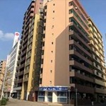 ポエム松川　外観。11階建ての最上階です。