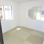 呉市焼山宮ヶ迫1丁目新築　リビングの続き間にモダンなテイストの和室があります！