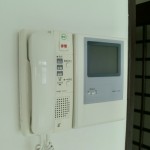ファミールフェアコート光町　来客がひとめで分かるTVモニター付きインターホン