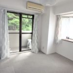 ヴィルヌーブ山根町　洋室5.8帖は2面採光の明るいお部屋です♪