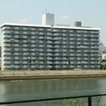 リバーサイドネオ舟入　外観。11階建ての1階部分です。