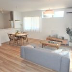 呉市焼山宮ヶ迫1丁目新築　白の内装とナチュラルウッドの床が素敵なLDK18.5帖