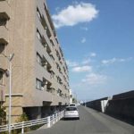 サーパス五日市南　前面道路含む外観