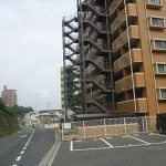 トッププレートとコンロバーナー周りのすき間を狭くすることで、コンロ内部へ煮こぼれが浸入することを防ぎます。お手入れはごとくを外してサッと拭くだけです。(キッチン)