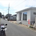 呉市焼山東3丁目新築　外観と前面道路