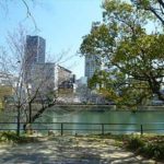 野村ソシエテ橋本町　マンション前は京橋川河川緑地となっております。