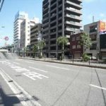 エスパス大須賀ステーションサイド　外観を含む前面道路