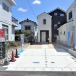 呉市焼山宮ヶ迫1丁目新築　白とブラウンの配色がおしゃれな外観です