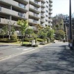 サーパス牛田天水苑　外観含む前面道路
