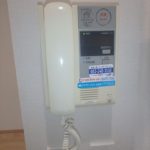 サンシティ船越西古谷公園　来客が一目で分かるTVモニター付きインターホン