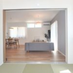 呉市焼山宮ヶ迫1丁目新築　リビングの続き間に和室4.5帖があります♪