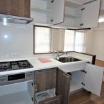 ダイアパレス東雲本町　キッチン収納。上部に棚もございます。